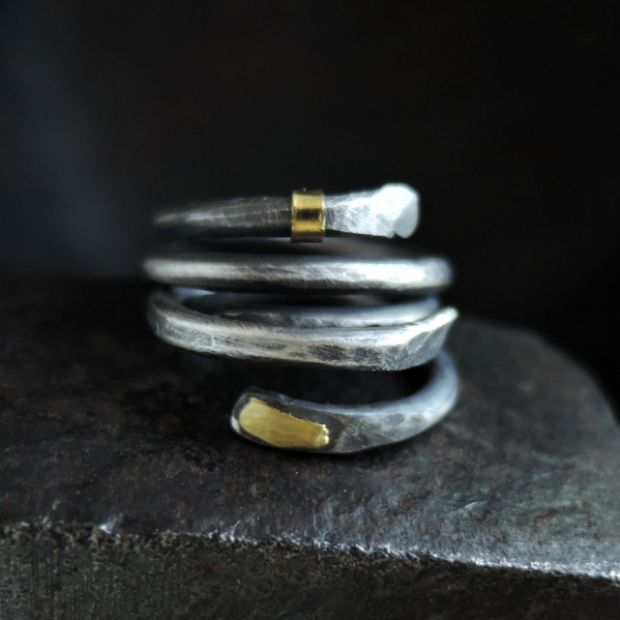 zestaw dwóch srebrnych zawijanych pierścionków ze złotem